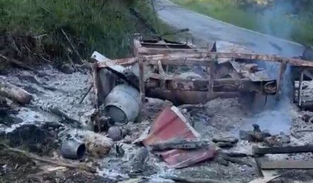 Park halindeki karavan ile iş makinesi yandı