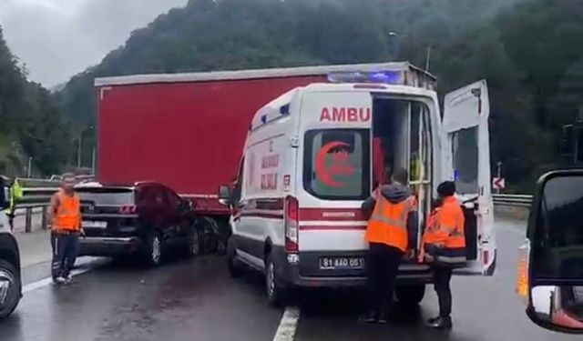 Tırdan ayrılan dorseye otomobil çarptı: 2 yaralı