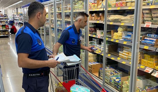 Zabıta ekipleri maketleri denetledi