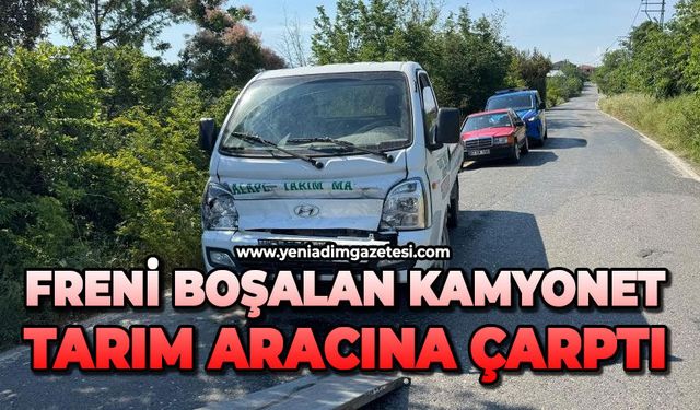 Freni boşalan kamyonet tarım aracına çarptı