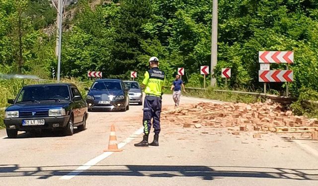 Yola saçılan tuğlalar ulaşımı tek yöne düşürdü