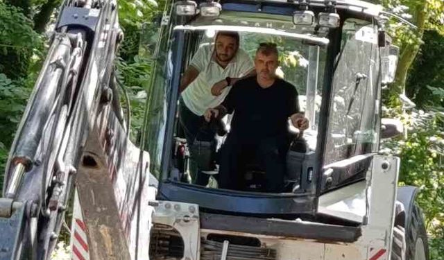 Başkan makamı bıraktı, kepçe koltuğuna geçti