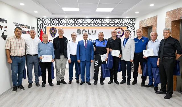 Emekliye ayrılan polislere teşekkür belgesi