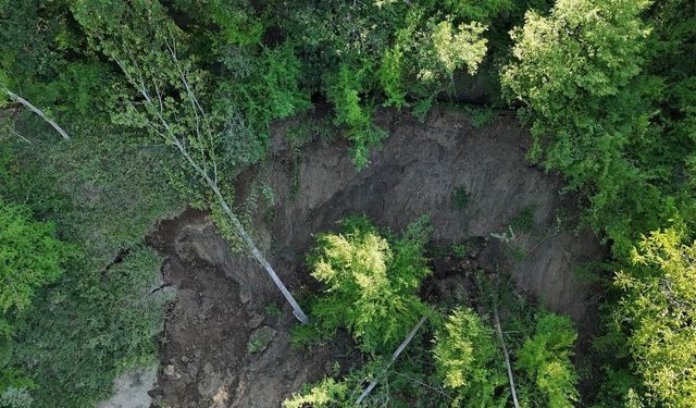 Heyelan yolu ulaşıma kapattı