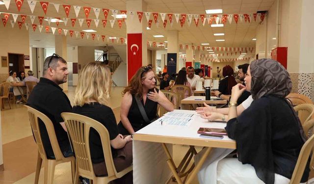 Öğrencilere yol göstermeye devam ediyor