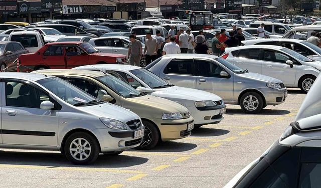 Oto Pazarı'nda araç çok, satış yok