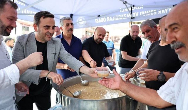 Pazar esnafına aşure ikramı