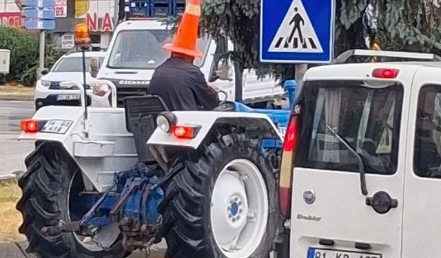 Traktör sürücüsünden yağmura karşı 'dubalı' önlem