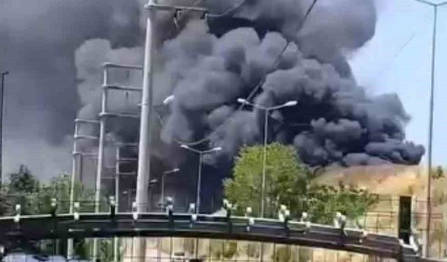 İş yerinde çıkan yangına müdahale ediliyor