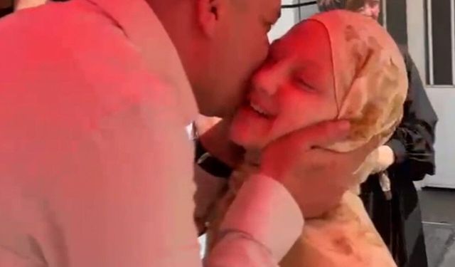 12 yaşındaki kızdan babasına ağlatan 'hafızlık' sürprizi