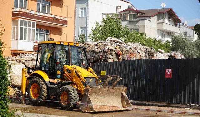 Çatırdayan bina yıkıldı, eşyalarını bile alamadılar