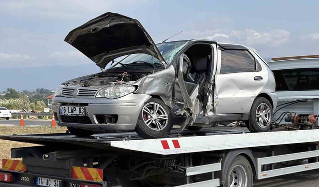 Hafif ticari araç ile otomobil çarpıştı: 6 yaralı