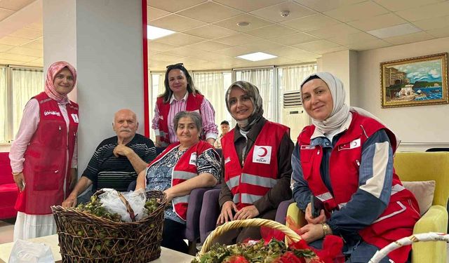 Kızılay'dan huzurevi sakinlerine fındık ikramı
