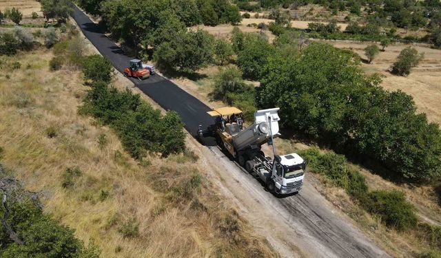 Köy yolları sıcak asfaltla buluşturuluyor