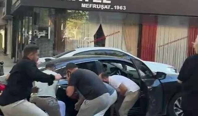 Otomobilin çarptığı çocuk aracın altında kaldı