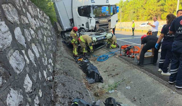 Tırın altına giren otomobil kağıt gibi ezildi: 1 yaralı