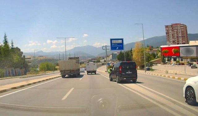 Trafiği tehlikeye düşüren araçlar kamerada