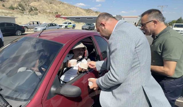 Yolculuk yapan vatandaşlara coğrafi işaretli pirinçten yapılan pilav ikram edildi