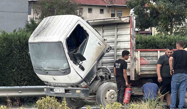 D-100'de seyir halindeki kamyonda yangın: Vatandaşlar yangın söndürme tüpleriyle müdahale etti