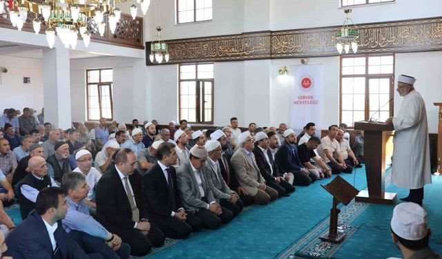 Eski cami korundu, yenisi ibadete açıldı