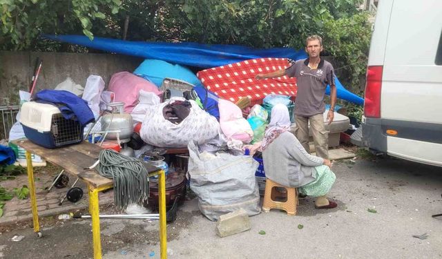 Ev sahibiyle anlaşamadıkları için eşyalarını otoparka taşıyan aile yeni eve yerleştirildi