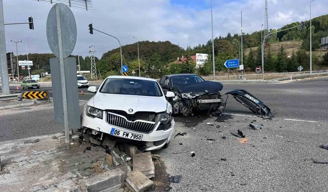 Kavşakta iki otomobil çarpıştı