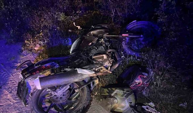Otomobil ve motorsiklet kafa kafaya çarpıştı;2 yaralı