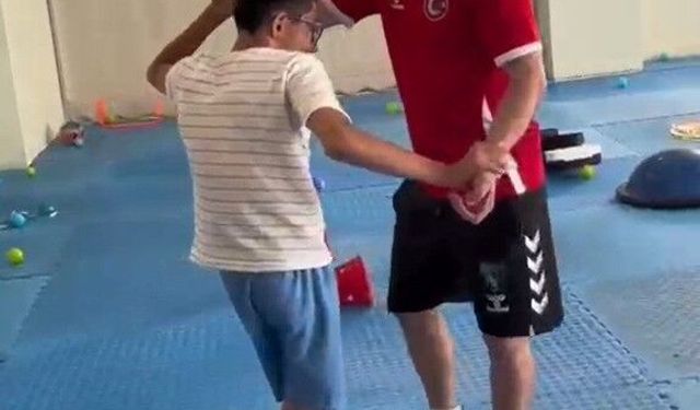 Özel sporcularından zafer pozu
