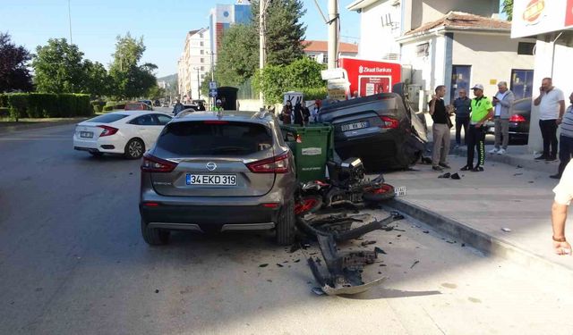 Üç araca çarpan otomobil takla attı, sürücü yara almadan kurtuldu