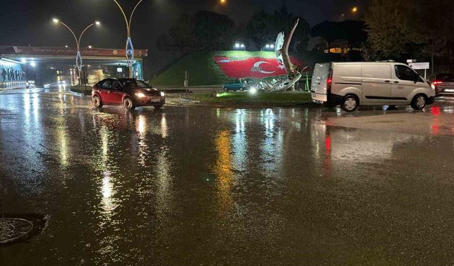 Bolu genelinde gök gürültülü sağanak etkili oldu