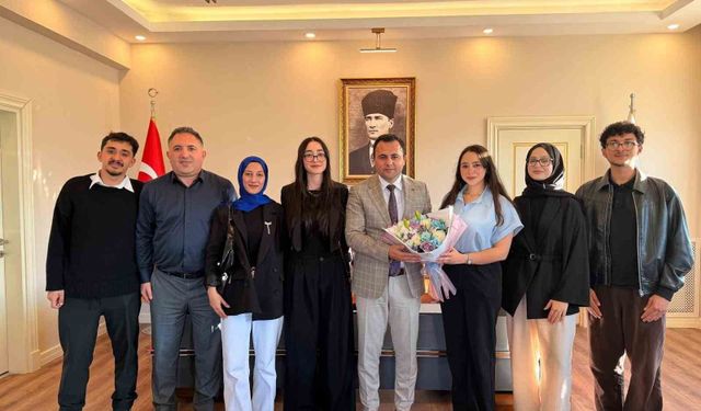Üniversite öğrencileri fikirlerini Kaymakam Uzan'a aktardı
