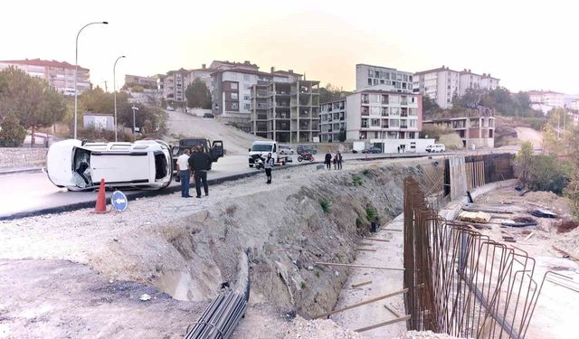 Yol çalışmasını fark edemeyince aracı 4 metrelik şarampole devrildi