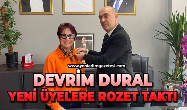 Devrim Dural rozetlerini taktı
