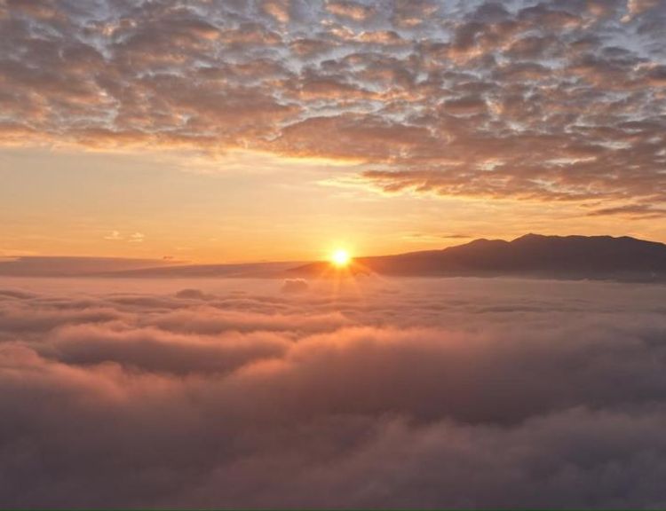 Sis bulutları arasında kartpostallık görüntüler