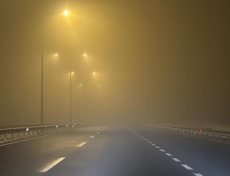 Kent sis altında kaldı: Görüş mesafesi 10 metreye düştü