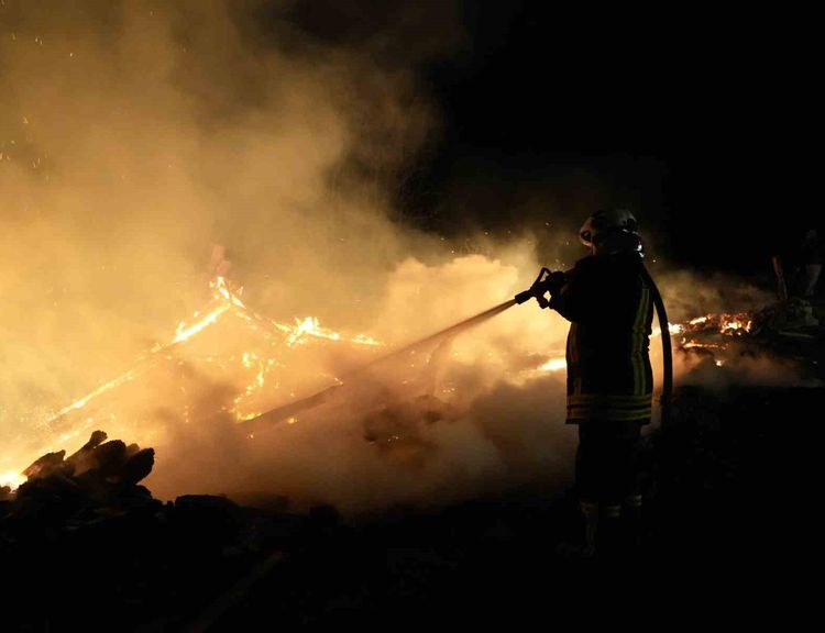 Çıkan yangında 3 ev zarar gördü, 2 samanlık yandı