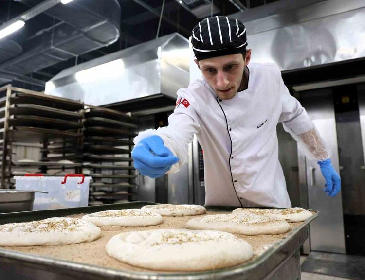 Belediyenin ürettiği 300 gramlık ramazan pidesi 20 liradan satışta