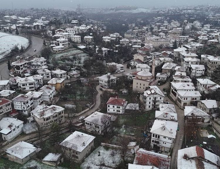 Kar yağışı tarihi yapıların çatılarını beyaza bürüdü
