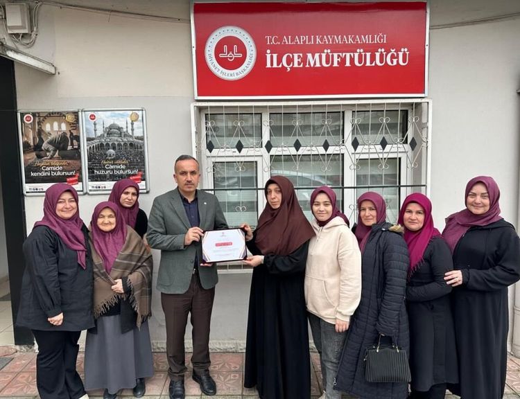 Kadın kursiyerlerden Afrika'ya Kur'an-ı Kerim hediyesi