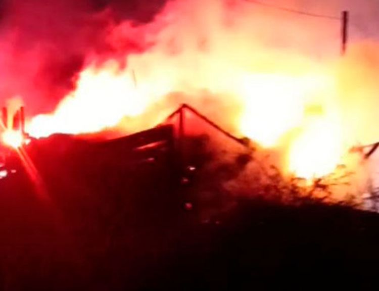 Karabük’te samanlık ve odunluk yangında küle döndü