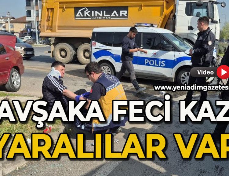 Kavşakta otomobiller çarpıştı: Yaralılar var