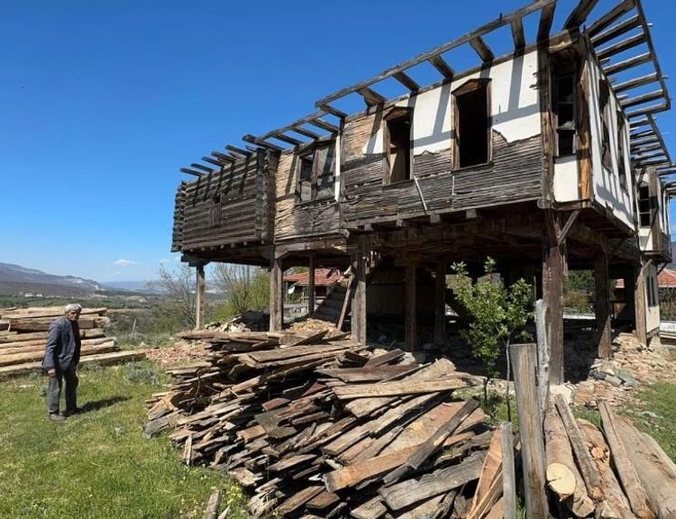 Yıkılma tehlikesi bulunan tescilli tarihi konak için yıkım kararı