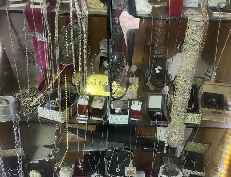 Altın ustası, 69 yıldır 20 metrekarede altına hayat veriyor