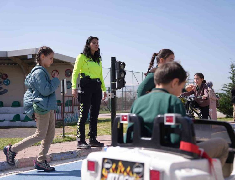 Öğrenciler trafik kurallarını yaşayarak öğreniyor