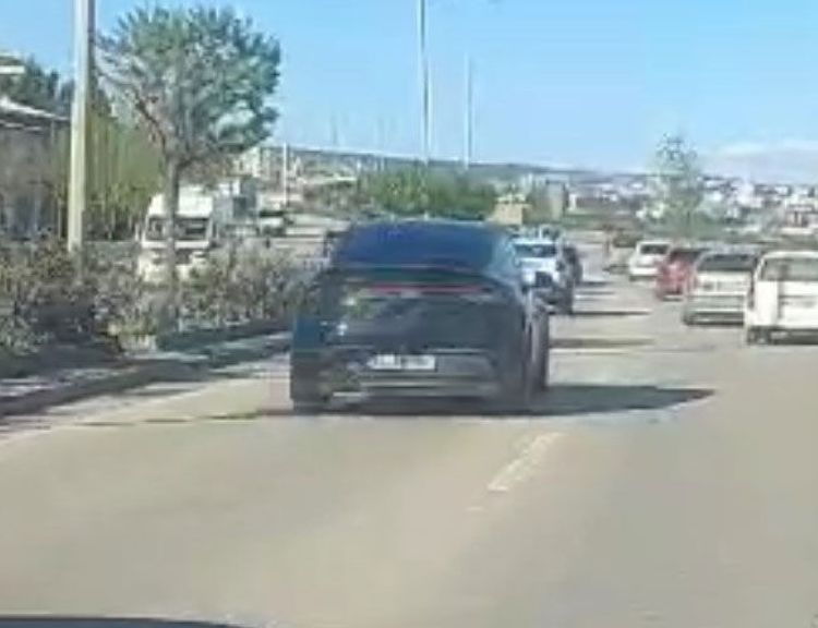 Trafikte defalarca şerit değiştirerek makas attı