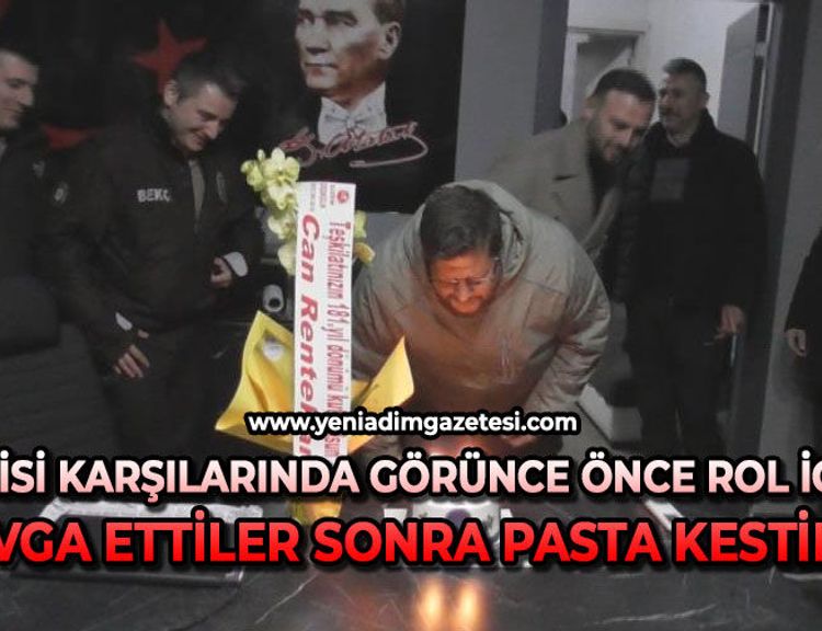Polisi karşılarında görünce önce rol icabı kavga ettiler sonra pasta kestiler