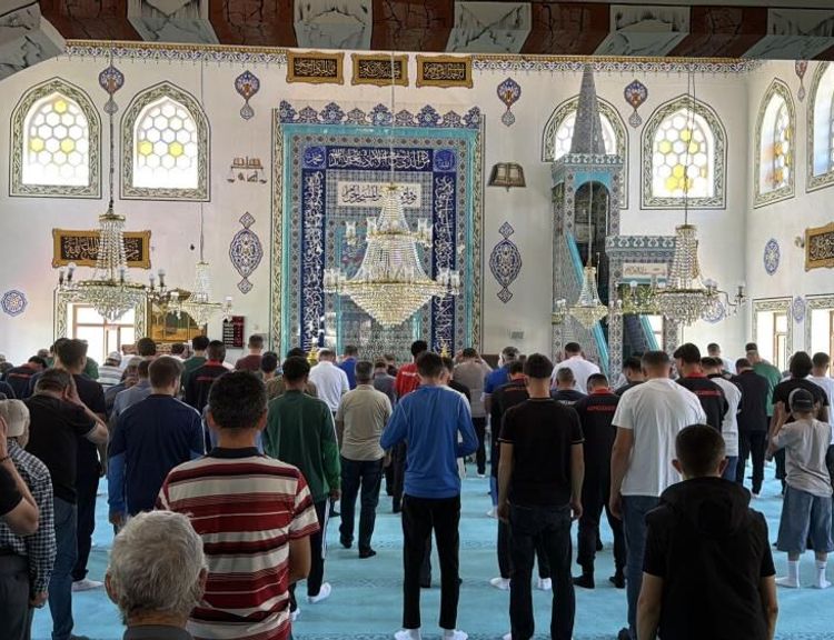 Sahada rekabet eden futbolcular cuma namazında aynı safta buluştu