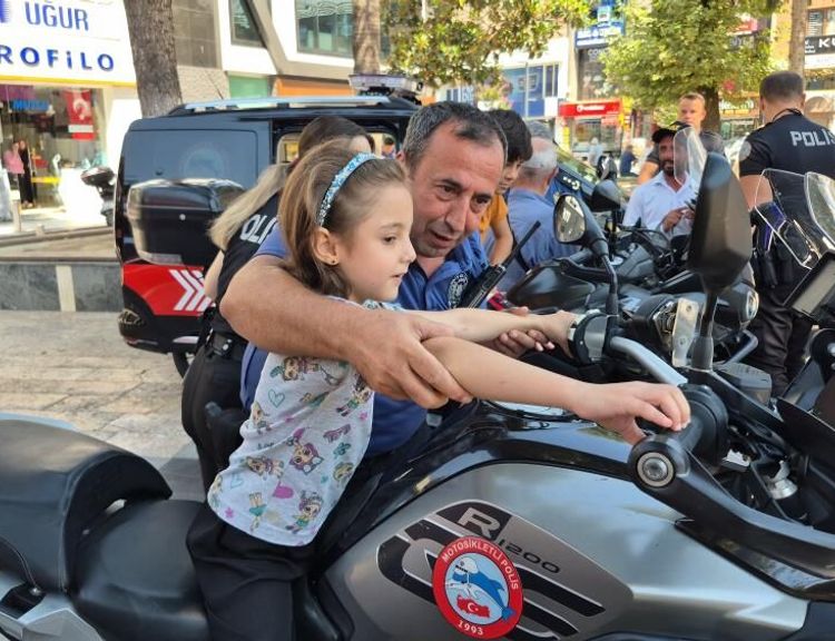 Yunus polisleri Kur'an kursu öğrencilerini sevindirdi