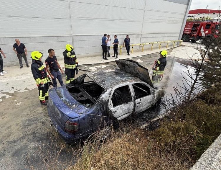 15 gün önce aldığı otomobil, park halindeyken küle döndü