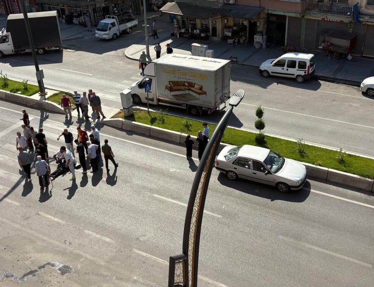 Yaya geçidinde otomobilin çarptığı yaşlı adam yaralandı